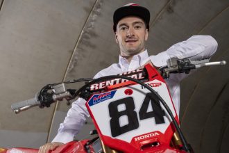 Jeffrey Herlings, alias « The Bullet », cinq fois champion du monde de motocross, quitte KTM et va rejoindre pour l&rsquo;année 2026 le team d&rsquo;usine Honda, aux côtés de Tom Vialle et Ruben Fernandez; Tim Gajser, lui aussi quintuple champion du monde, part de chez Honda et a signé avec le team officiel Yamaha