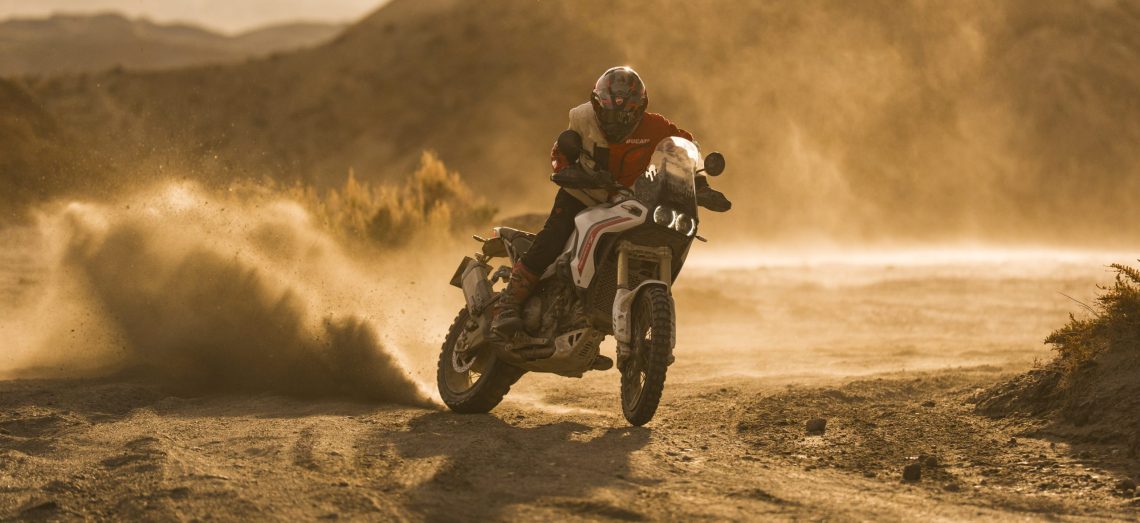 Nouveau – Une Ducati DesertX V2, plus agile, plus solide en tout-terrain et plus accessible :: Nouveauté 2026 :: ActuMoto
