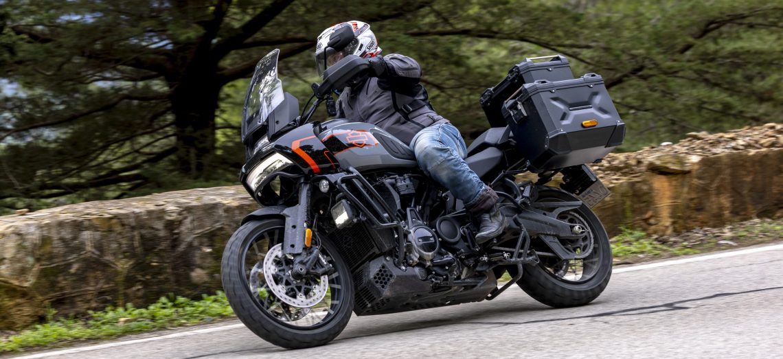 Essai – Sur les petites routes, la Pan America Limited danse de virage en virage :: Test Harley-Davidson :: ActuMoto