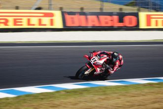 Le vice-champion mondial Nicolo Bulega (Ducati, numéro 11) prend la pole et gagne la première course de la saison à Phillip Island, devant Yari Montella (team privé Barni, Ducati) et Lorenzo Baldassarri (GoEleven, Ducati); Axel Bassani (Bimota by Kawasaki) au pied du podium
