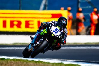 Jaume Masia (team Orelac Verdnatura, Ducati, numéro 5) remporte la première course de la saison WorldSSP, en Australie, devant Philipp Oettl (Feel Racing, Ducati) et « Oli » Bayliss (Triumph PTR); Albert Arenas (AS Blu Cru, Yamaha) au pied du podium