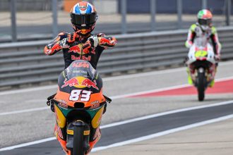Alvaro Carpe (team Red Bull KTM Ajo, numéro 83) décroche la pole Moto3 au Grand Prix du Texas, devant Casey O&rsquo;Gorman (SIC58 Squadra Corse, Honda) et Valentin Perrone (Red Bull KTM Tech3)