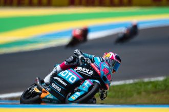 Maximo Quiles (team CFMOTO Gaviota Aspar, KTM, numéro 28) remporte le Grand Prix du Brésil en Moto3 et prend les commandes du championnat, dans une course redémarrée pour seulement cinq tours après un drapeau rouge, devant son coéquipier Marco Morelli et Veda Pratama (Honda Asia Team); David Almansa (Liqui Moly Dynavolt Intact, KTM), qui menait le championnat, a chuté et a dû abandonner
