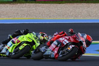 Le champion en titre Marc Marquez (Ducati, numéro 93) remporte son duel contre le poleman Fabio Di Giannantonio (team VR46, Ducati, numéro 49) et gagne la course Sprint du Grand Prix du Brésil, devant le 49; troisième place pour Jorge Martin (Aprilia), devant son coéquipier Marco Bezzecchi et Ai Ogura (Trackhouse, Aprilia); Fabio Quartararo (Yamaha) est 5ème, devant Alex Marquez (Gresini, Ducati) et Francesco Bagnaia (Ducati); 9ème place pour le leader du championnat Pedro Acosta (KTM), qui garde une avance de 2 points sur Bezzecchi