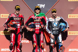 Parti de la pole au Portugal, Nicolo Bulega (Ducati, numéro 11) a gagné la course 1 à Portimao, devant son céquipier Iker Lecuona et Miguel Oliveira (BMW); cinquième place pour Alex Lowes (Bimota by Kawasaki), devant son frère Sam Lowes (team Elf Marc VDS, Ducati) et Xavi Vierge (Yamaha)