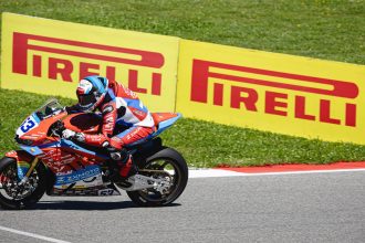Le constructeur chinois ZXMoto obtient sa première victoire grâce à la première place de Valentin Debise dans la course 1 à Portimao, devant Jaume Masia (Ducati) et Lucas Mahias (GMT94, Yamaha); le Suisse Dominique Aegerter (Kawasaki), parti 16ème, a fini 11ème