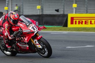Nicolo Bulega (Ducati, numéro 11) remporte la première course WorldSBK à Assen, devant son coéquipier Iker Lecuona et Sam Lowes (team Elf Marc VDS, Ducati); Alvaro Bautista (team Barni, Ducati) au pied du podium devant Alex Lowes (Bimota by Kawasaki), Andrea Locatelli (Yamaha) et Miguel Oliveira (BMW)