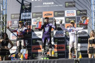 Jeffrey Herlings (Honda), deuxième et premier des manches à Lacapelle Marival, remporte le Grand Prix de France devant son rival et leader du championnat Lucas Coenen (KTM); troisième place pour Romain Febvre (Kawasaki); la seconde manche a été stoppée sur drapeau rouge, après un crash collectif impliquant notamment Tom Vialle (Honda), Tim Gajser (Yamaha) et le Suisse Kevin Brumann (team privé MX Handel, Husqvarna, de retour de blessure), puis redémarrée, mais ni Vialle ni Gajser n&rsquo;ont pu courir, leur moto étant trop endommagée