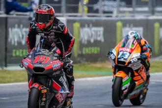 En Moto2 (moteurs Triumph), le laeder du championnat Manuel Gonzalez (team Liqui Moly Dynavolt Intact, châssis Kalex, numéro 18) gagne la course à Barcelone au terme d&rsquo;une bataille avec Celestino Vietti (Beta Tools SpeedRS, châssis Boscoscuro, 13); troisième place pour Izan Guevara (Blu Cru Pramac Yamaha, Boscoscuro)