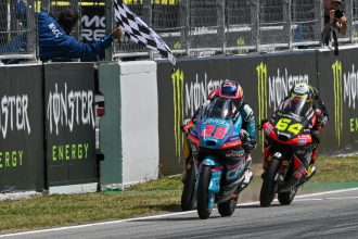 Maximo Quiles (team CFMOTO Gaviota Aspar, KTM, numéro 28), le pilote en tête du Moto3, s&rsquo;impose sur le fil à Barcelone devant Alvaro Carpe (Red Bull KTM Ajo, numéro 83) et David Munoz (Liqui Moly Dynavolt Intact, KTM, numéro 64)