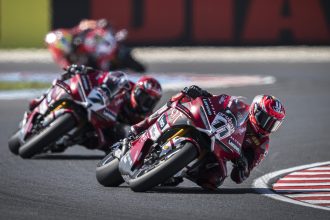 En Hongrie, le leader du championnat Superbike Nicolo Bulega (Ducati, numéro 11), parti de la pole, s&rsquo;est imposé dans la course 1 le samedi, devant son coéquipier Iker Lecuona (numéro 7) et Miguel Oliveira (BMW); il a aussi remporté la course Sprint dimanche, devant Lecuona et Lorenzo Baldassarri (team GoEleven, Ducati), alors qu&rsquo;Oliveira, 3ème sur la grille de départ, a chuté sans faute de sa part et a été blessé à l&rsquo;épaule; enfin Bulega a encore pris la première place dans la course 2 dimanche (à laquelle Oliveira n&rsquo;a pas pu prendre part), devant Lecuona et Yari Montella (team Barni, Ducati)