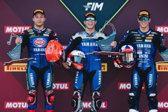 Albert Arenas (team AS BluCru, Yamaha, numéro 75) remporte la course 2 au Balaton Park en Hongrie, devant Can Oncu (Ten Kate, Yamaha) et Roberto Garcia (GMT94, Yamaha), après avoir pris la deuxième place dans la course 1 le samedi, derrière Valentin Debise (ZXMoto), mais devant Can Oncu; Arenas reste leader du championnat, devant Jaume Masia (Orelac Verdnatura, Ducati, tombé samedi, 5ème dimanche après être parti de la 25ème place)