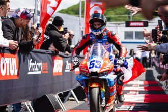 Parti de la troisième place, Valentin Debise (ZXMoto, numéro 53) remporte la course 1 à Most, devant le poleman Can Oncu (Ten Kate, Yamaha) et Albert Arenas (AS BluCru, Yamaha), qui mène toujours le classement mondial; 4ème place pour Jaume Masia (VerdNatura Orelac, Ducati), qui reste 2ème du mondial; 18ème place finale pour le Suisse Dominique Aegerter, qualifié 20ème, mais pénalisé de six places au départ pour avoir roulé trop lentement durant les qualifications