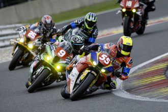Le meilleur pilote suisse aux qualifications des 8 Heures de Spa est le Vaudois Valentin Suchet, du team français National Motos (Honda, numéro 55, catégorie Superstock, 20ème, 8ème de sa catégorie); le team suisse Bolliger (Kawasaki, numéro 8, catégorie EWC), sans pilote suisse pour cette course, se classe 16ème, 12ème de sa catégorie; enfin le Fribourgeois Noan Vast, du team français Mana&rsquo;Au Compétition contre le cancer (catégorie EWC, Honda, 53) se place 27ème, 15ème de sa catégorie