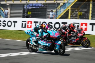 En Moto2 (moteurs Triumph), victoire de David Alonso (team CFMOTO Inde Aspar, châssis Kalex, numéro 80) au Grand Prix TT d&rsquo;Assen, juste 24 centièmes de seconde devant le leader du championnat Manuel Gonzalez (team Liqui Moly Dynavolt Intact, Kalex, numéro 18); troisième place pour Senna Agius, le coéquipier de Gonzalez, et 4ème pour Izan Guevara (Blu Cru Pramac, châssis Boscoscuro)