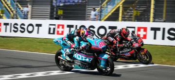 En Moto2 (moteurs Triumph), victoire de David Alonso (team CFMOTO Inde Aspar, châssis Kalex, numéro 80) au Grand Prix TT d&rsquo;Assen, juste 24 centièmes de seconde devant le leader du championnat Manuel Gonzalez (team Liqui Moly Dynavolt Intact, Kalex, numéro 18); troisième place pour Senna Agius, le coéquipier de Gonzalez, et 4ème pour Izan Guevara (Blu Cru Pramac, châssis Boscoscuro)