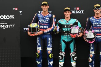 En Moto2 (moteurs Triumph), David Alonso (team CFMOTO Inde Aspar, châssis Kalex) s&rsquo;adjuge la pole à Assen, devant Alberto Ferrandez (Blu Cru Pramac, Boscoscuro) et Izan Guevara, le coéquipier de ce dernier; Daniel Munoz (Italtrans, Kalex) prend le 4ème temps mais est disqualifié pour assemblage de carénage non conforme, et devra parti de tout derrière