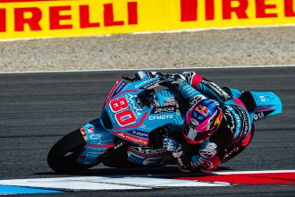 En Moto2 (moteurs Triumph), David Alonso (CFMOTO Inde Aspar, châssis Kalex, numéro 80) prend la pole du Grand Prix de la République tchèque (Brno), devant Filip Salac (Only Fans, Kalex) et Daniel Holgado (CFMOTO Inde Aspar, Kalex); le leader du championnat Manuel Gonzalez (Liqui Moly Dynavolt Intact, Kalex) a obtenu le 4ème temps mais il a été rétrogradé de plusieurs rangs (13ème)