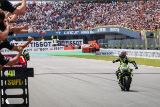 Ai Ogura (team satellite Superfile Trackhouse, Aprilia, numéro 79) remporte le Grand Prix TT d&rsquo;Assen, sa première victoire dans la catégorie reine, devant son coéquipier Raul Fernandez et Jorge Martin (Aprilia); 4ème place pour Fabio Di Giannantonio (VR46, Ducati), malgré une pénalité Long Lap parce qu&rsquo;il a « coupé » la chicane après un contact en dépassant Marc Marquez (Ducati); Alex Marquez (Gresini, Ducati), de retour de blessure, finit 5ème, devant son frère, qui lui doit donner une place à Enea Bastianini (Tech3, KTM), pour la même raison que Di Giannantonio; abandon de Francesco Bagniaia (Ducati) alors qu&rsquo;il était 4ème, pour raisons techniques, et de Pedro Acosta (KTM), alors qu&rsquo;il était lui aussi 4ème, pour des raisons pas encore explicitées; chute et abandon de Marco Bezzecchi (Aprilia), qui doit céder la tête du championnat à son coéquipier Martin