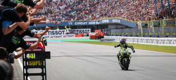 Ai Ogura (team satellite Superfile Trackhouse, Aprilia, numéro 79) remporte le Grand Prix TT d&rsquo;Assen, sa première victoire dans la catégorie reine, devant son coéquipier Raul Fernandez et Jorge Martin (Aprilia); 4ème place pour Fabio Di Giannantonio (VR46, Ducati), malgré une pénalité Long Lap parce qu&rsquo;il a « coupé » la chicane après un contact en dépassant Marc Marquez (Ducati); Alex Marquez (Gresini, Ducati), de retour de blessure, finit 5ème, devant son frère, qui lui doit donner une place à Enea Bastianini (Tech3, KTM), pour la même raison que Di Giannantonio; abandon de Francesco Bagniaia (Ducati) alors qu&rsquo;il était 4ème, pour raisons techniques, et de Pedro Acosta (KTM), alors qu&rsquo;il était lui aussi 4ème, pour des raisons pas encore explicitées; chute et abandon de Marco Bezzecchi (Aprilia), qui doit céder la tête du championnat à son coéquipier Martin