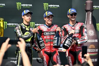 Le champion en titre Marc Marquez (Ducati) remporte le Grand Prix de la République tchèque dans la catégorie reine, après avoir pris l&rsquo;avantage sur son coéquipier Francesco Bagnaia, qui a reperdu du terrain en fin de course sur Ai Ogura (Superfile Trackhouse, Aprilia), qui prend la deuxième place; pied du podium pour Fabio Di Giannantonio (VR46, Ducati), devant Joan Mir (Honda) et Fermin Aldeguer (Gresini, Ducati); l&rsquo;officiel Aprilia Jorge Martin, seul en lice après la disqualification de son coéquipier et leader du championnat Marco Bezzecchi, finit 9ème après deux pénalités Long Lap