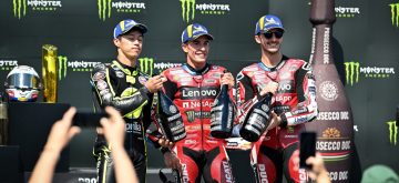 Le champion en titre Marc Marquez (Ducati) remporte le Grand Prix de la République tchèque dans la catégorie reine, après avoir pris l&rsquo;avantage sur son coéquipier Francesco Bagnaia, qui a reperdu du terrain en fin de course sur Ai Ogura (Superfile Trackhouse, Aprilia), qui prend la deuxième place; pied du podium pour Fabio Di Giannantonio (VR46, Ducati), devant Joan Mir (Honda) et Fermin Aldeguer (Gresini, Ducati); l&rsquo;officiel Aprilia Jorge Martin, seul en lice après la disqualification de son coéquipier et leader du championnat Marco Bezzecchi, finit 9ème après deux pénalités Long Lap