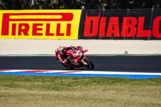 Après avoir décroché la pole, Nicolo Bulega (Ducati, numéro 11) s&rsquo;est imposé dans la course WorldSBK un à Misano, devant son coéquipier Iker Lecuona et le pilote du team privé Barni Yari Montella (Ducati)