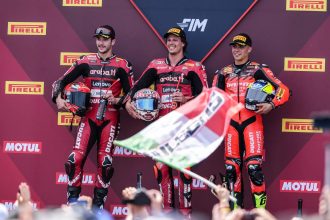 Nicolo Bulega (team Aruba.it, Ducati, numéro 11) a remporté la course 2 dimanche à Misano en WorldSBK, devant Iker Lecuona (team Aruba.it) et Yari Montella (Barni, Ducati); Axel Bassani (Bimota) est tombé dans les derniers tours alors qu&rsquo;il était troisième; 4ème place pour son équipier Alex Lowes, devant Tarran McKenzie (MGM, Ducati), Alberto Surra (Motocorsa, Ducati) et Andrea Locatelli (Yamaha)