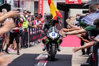 Jaume Masia (team Orelac Verdnatura, Ducati, numéro 5) part de la septième place sur la grille de la course 2 à Aragon et remporte la victoire, devant son rival pour le titre et leader du championnat Albert Arenas (AS Blu Cr, Yamaha) et Matteo Ferrari (WRP, Ducati); le Suisse Dominique Aegerter (Kawasaki) prend la 18ème place