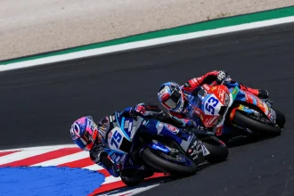 Valentin Debise (ZXMoto, numéro 53) remporte la course un sur le fil en WorldSSP à Misano, sa sixième victoire de la saison, devant le leader du championnat Albert Arenas (team AS Blu Cru, Yamaha, numéro 75) et Can Öncü (Ten Kate, Yamaha)
