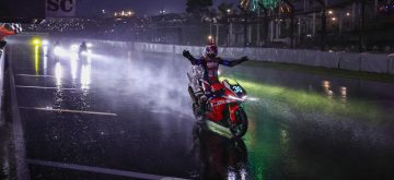 Le team Honda (numéro 30, catégorie EWC, pilotes Takumi Takahashi, Jonathan Rea et Somkiat Chantra) remporte les 8 Heures de Suzuka, au Japon, devant le team Yamaha (EWC, numéro 21, Jack Miller, Andrea Locatelli, Katsuyuki Takasuga) et le team leader du championnat BMW Motorrad World Endurance (EWC, 37, Markus Reiterberger, Steven Odendaal, Michael Van Der Mark); le YART (Yamaha, EWC, 1) arrive au pied du podium; le team suisse Bolliger (EWC, Kawasaki, 8) finit 21ème, 16ème de sa catégorie, et le team 3ART (Yamaha, Superstock, 36) avec notamment le pilote suisse Robin Mulhauser prend la 44ème place (14ème de sa catégorie)