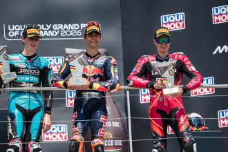 Brian Uriarte (team Red Bull KTM Ajo, KTM) remporte le Grand Prix d&rsquo;Allemagne en Moto3, devant le leader du championnat Maximo Quiles (CFMOTO Gaviota Aspar, KTM) et Matteo Bertelle (Level Up – MTA, KTM)