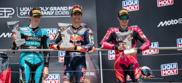 Brian Uriarte (team Red Bull KTM Ajo, KTM) remporte le Grand Prix d&rsquo;Allemagne en Moto3, devant le leader du championnat Maximo Quiles (CFMOTO Gaviota Aspar, KTM) et Matteo Bertelle (Level Up – MTA, KTM)
