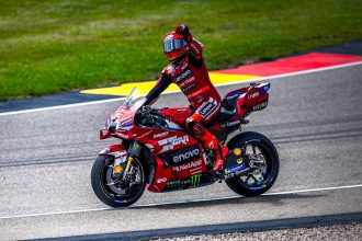Parti de la pole, le champion en titre Marc Marquez (Ducati, numéro 93) remporte le Grand Prix d&rsquo;Allemagne au Sachsenring, devant Ai Ogura (team Superfile Trackhouse, Aprilia) et le coéquipier de ce dernier Raul Fernandez; 4ème place pour Pedro Acosta (KTM), devant Jorge Martin (Aprilia) et Francesco Bagnaia (Ducati); chutes de Fabio Di Giannantonio (VR46, Ducati) et Alex Marquez (Gresini, Ducati); Martin reste en tête du championnat, mais Ai Ogura prend la deuxième place et Marc Marquez la troisième, reléguant Marco Bezzecchi (blessé) à la 4ème position du classement général