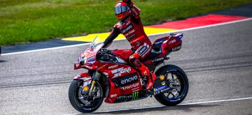 Parti de la pole, le champion en titre Marc Marquez (Ducati, numéro 93) remporte le Grand Prix d&rsquo;Allemagne au Sachsenring, devant Ai Ogura (team Superfile Trackhouse, Aprilia) et le coéquipier de ce dernier Raul Fernandez; 4ème place pour Pedro Acosta (KTM), devant Jorge Martin (Aprilia) et Francesco Bagnaia (Ducati); chutes de Fabio Di Giannantonio (VR46, Ducati) et Alex Marquez (Gresini, Ducati); Martin reste en tête du championnat, mais Ai Ogura prend la deuxième place et Marc Marquez la troisième, reléguant Marco Bezzecchi (blessé) à la 4ème position du classement général