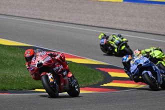 Parti de la pole, le champion en titre Marc Marquez (Ducati, numéro 93) remporte la course Sprint du Grand Prix d&rsquo;Allemagne au Sachsenring, devant son frère Alex Marquez (team Gresini, Ducati, 73) et Fabio Di Giannantonio (VR46, Ducati); 4ème et 5ème places pour les deux équipiers du team Trackhouse Aprilia Ai Ogura et Raul Fernandez, devant le leader du championnat Jorge Martin (Aprilia) et Francesco Bagnaia (Ducati); obtiennent encore des points Pedro Acosta (KTM, 8ème) et Fabio Quartararo (Yamaha, 9ème); Marco Bezzecchi, deuxième du championnat, est tombé lors des qualifications et s&rsquo;est fracturé une clavicule