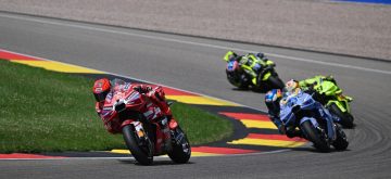 Parti de la pole, le champion en titre Marc Marquez (Ducati, numéro 93) remporte la course Sprint du Grand Prix d&rsquo;Allemagne au Sachsenring, devant son frère Alex Marquez (team Gresini, Ducati, 73) et Fabio Di Giannantonio (VR46, Ducati); 4ème et 5ème places pour les deux équipiers du team Trackhouse Aprilia Ai Ogura et Raul Fernandez, devant le leader du championnat Jorge Martin (Aprilia) et Francesco Bagnaia (Ducati); obtiennent encore des points Pedro Acosta (KTM, 8ème) et Fabio Quartararo (Yamaha, 9ème); Marco Bezzecchi, deuxième du championnat, est tombé lors des qualifications et s&rsquo;est fracturé une clavicule