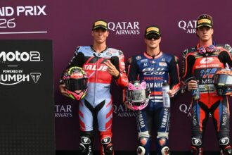En Moto2 (moteurs Triumph), Izan Guevara, du team BluCru Pramac Yamaha, châssis Boscoscuro) prend la pole à Silverstone, devant Alonso Lopez (Italjet Gresini, Kalex) et Ivan Ortola (QJMOTOR – Pont Grup – MSI, Kalex); le leader du championnat Manuel Gonzalez (Liqui Moly Dynavolt Intact, Kalex) obtient le 4ème temps