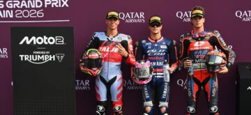 En Moto2 (moteurs Triumph), Izan Guevara, du team BluCru Pramac Yamaha, châssis Boscoscuro) prend la pole à Silverstone, devant Alonso Lopez (Italjet Gresini, Kalex) et Ivan Ortola (QJMOTOR – Pont Grup – MSI, Kalex); le leader du championnat Manuel Gonzalez (Liqui Moly Dynavolt Intact, Kalex) obtient le 4ème temps