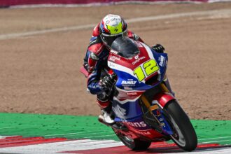 En Moto2 (moteurs Triumph), Filip Salac (team OnlyFans American Racing, châssis Kalex, numéro 12) remporte le Grand Prix de Grande Bretagne, devant Ivan Ortola (QJMOTOR – Biolec – MSI, Kalex) et Alex Escrig (Klint, châssis Forward); le leader du championnat Manuel Gonzalez (Liqui Moly Dynavolt Intact, Kalex), 14ème, a cru avoir gagné la course alors qu&rsquo;il restait un tour, il a ralenti de manière impromptue et sa moto a subi des dommages lors d&rsquo;un contact avec Daniel Holgado (CFMOTO Gaviota Aspar, Kalex)