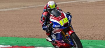 En Moto2 (moteurs Triumph), Filip Salac (team OnlyFans American Racing, châssis Kalex, numéro 12) remporte le Grand Prix de Grande Bretagne, devant Ivan Ortola (QJMOTOR – Biolec – MSI, Kalex) et Alex Escrig (Klint, châssis Forward); le leader du championnat Manuel Gonzalez (Liqui Moly Dynavolt Intact, Kalex), 14ème, a cru avoir gagné la course alors qu&rsquo;il restait un tour, il a ralenti de manière impromptue et sa moto a subi des dommages lors d&rsquo;un contact avec Daniel Holgado (CFMOTO Gaviota Aspar, Kalex)