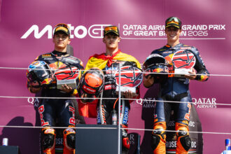 David Almansa (team Liqui Moly Dynavolt Intact, KTM) remporte le Grand Prix de Grande-Bretagne en Moto3, devant Alvaro Carpe (Red Bull KTM Ajo) et Valentin Perrone (Red Bull KTM Tech3); 4ème place pour Adrian Fernandez (Leaopard, Honda)