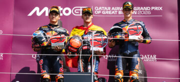David Almansa (team Liqui Moly Dynavolt Intact, KTM) remporte le Grand Prix de Grande-Bretagne en Moto3, devant Alvaro Carpe (Red Bull KTM Ajo) et Valentin Perrone (Red Bull KTM Tech3); 4ème place pour Adrian Fernandez (Leaopard, Honda)
