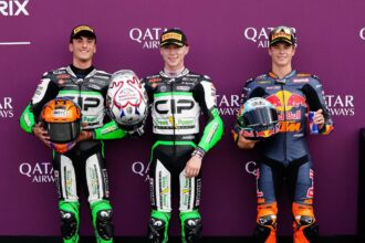 A Silverstone, le Britannique Scott Ogden (team CIP Green Power, KTM) s&rsquo;adjuge la pole Moto3 du Grand Prix de Grande-Bretagne, devant son coéquipier Adrian Cruces et Valentin Perrone (team Red Bull Tech3, KTM); le leader du championnat Maximo Quiles (team CFMOTO Gaviota Aspar, KTM) a été victime d&rsquo;une grosse chute et s&rsquo;en sort avec une clavicule cassée et un forfait