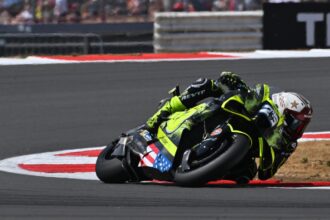Raul Fernandez (team satellite Superfile Trackhouse, Aprilia, numéro 25) remporte le Grand Prix de Grande-Bretafne à Silverstone, devant le leader du championnat Jorge Martin (Aprilia) et Marco Bezzecchi (Aprilia), qui a résisté jusqu&rsquo;au bout aux tentatives d&rsquo;Alex Marquez (Gresini, Ducati); 5ème place pour Pedro Acosta (KTM), devant Fabio Di Giannantonio (VR46, Ducati) et Marc Marquez (Ducati)