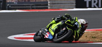 Raul Fernandez (team satellite Superfile Trackhouse, Aprilia, numéro 25) remporte le Grand Prix de Grande-Bretafne à Silverstone, devant le leader du championnat Jorge Martin (Aprilia) et Marco Bezzecchi (Aprilia), qui a résisté jusqu&rsquo;au bout aux tentatives d&rsquo;Alex Marquez (Gresini, Ducati); 5ème place pour Pedro Acosta (KTM), devant Fabio Di Giannantonio (VR46, Ducati) et Marc Marquez (Ducati)