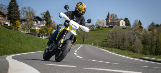 Husqvarna 701 Supermoto à l&rsquo;essai: brute, moderne et terriblement attachante