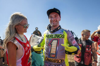 En remportant les deux manches du Grand Prix motocross de Turquie, le Néerlandais Jeffrey Herlings (Honda, numéro 84) devient l&rsquo;un des rares pilotes (ils étaient trois) à décrocher un quatrième titre mondial; son coéquipier Tom Vialle finit 2ème du Grand Prix, et Romain Febvre (Kawasaki) troisième, à égalité de points avec Vialle et avec Tim Gajser (Yamaha), 4ème