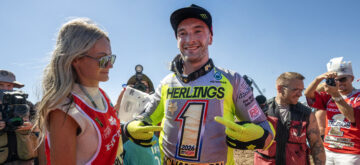 En remportant les deux manches du Grand Prix motocross de Turquie, le Néerlandais Jeffrey Herlings (Honda, numéro 84) devient l&rsquo;un des rares pilotes (ils étaient trois) à décrocher un quatrième titre mondial; son coéquipier Tom Vialle finit 2ème du Grand Prix, et Romain Febvre (Kawasaki) troisième, à égalité de points avec Vialle et avec Tim Gajser (Yamaha), 4ème