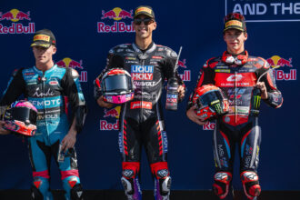 En Moto2 (moteurs Triumph), la pole du Grand Prix de Misano et de la Riviera di Rimini revient à Senna Agius (team Liqui Moly Dynavolt Intact, châssis Kalex), devant Daniel Holgado (team CFMOTO Aspara European Privilege, Kalex) et Angel Piqueras (QJ Motor – Green Power – MSI, Kalex); le leader du championnat Manuel Gonzalez (team Intact) se classe 5ème